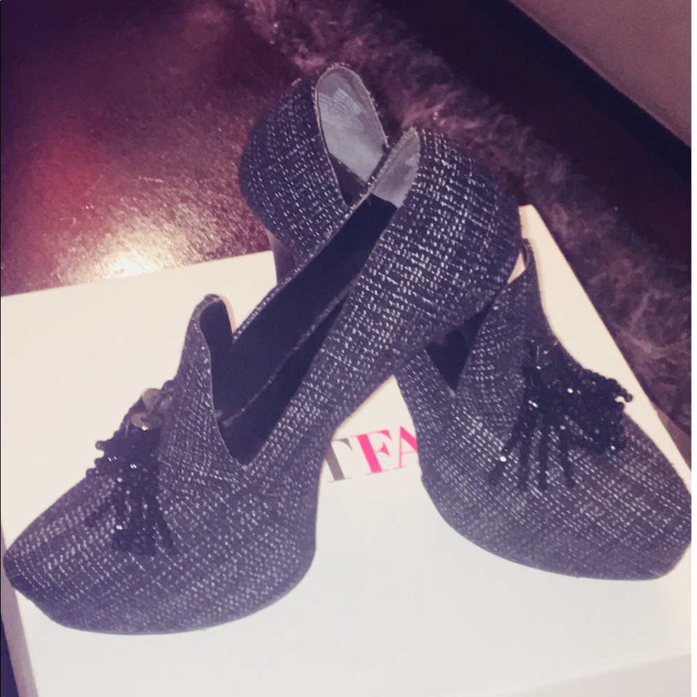 Grey and black tweed heels 👠.